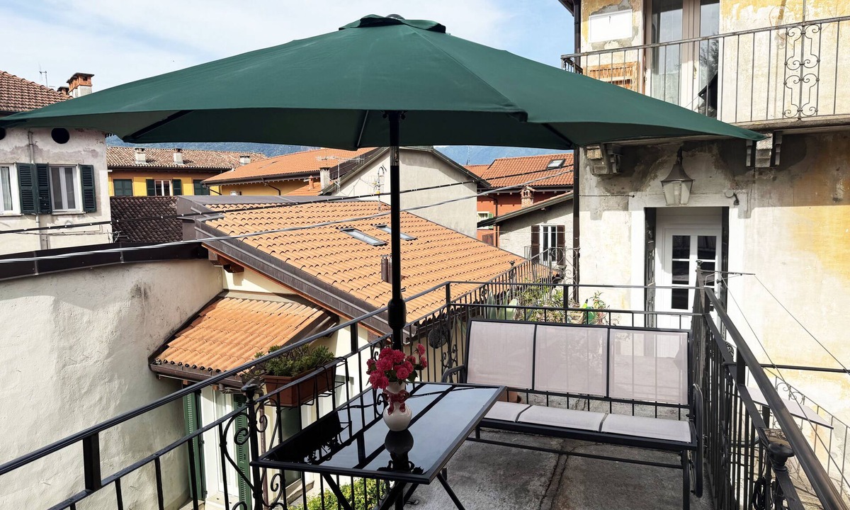 Pallanza House | 300 m from the lake: an entire house with a private parking space and terrace