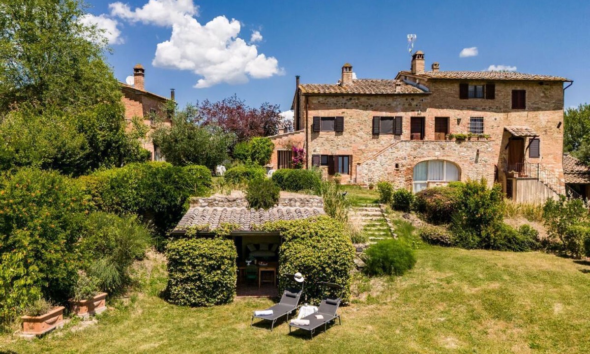Castelnuovo Berardenga Apartment | A spacious 120 sqm apartment, ideal for six guests, situated within a charming estate in the Chianti hills in a peaceful setting along a traffic-free road. Guests have access to a private garden with a furnished patio - perfect for enjoying the outdoors