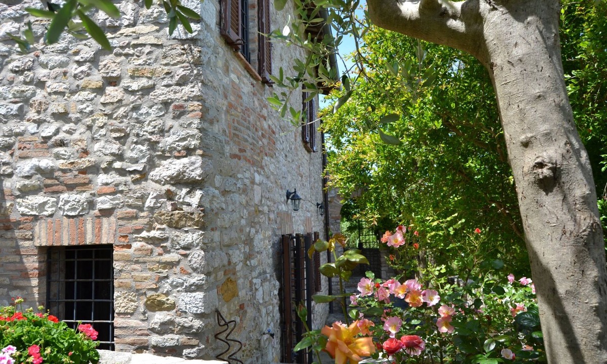 Corciano House | Ancient rock house with garden,situated in the centre,with view of Umbria