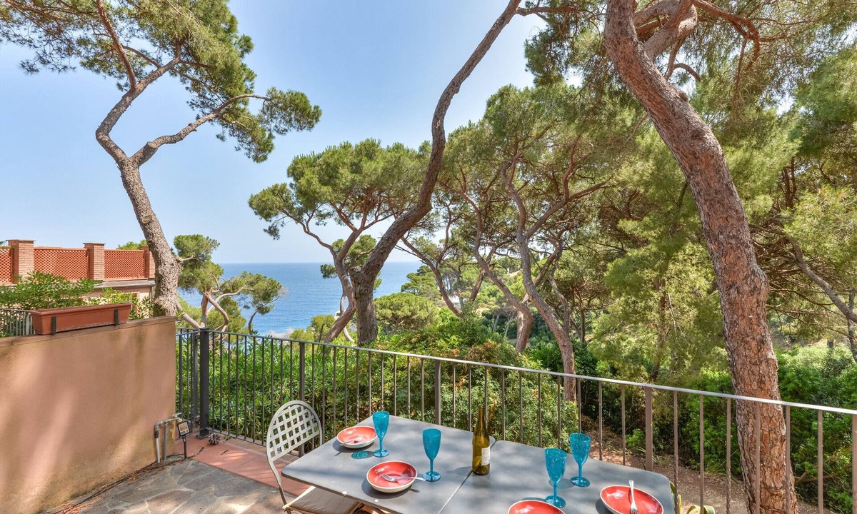 Rio Marina Apartment | Apartment 'Margherita' with Sea View, Private Terrace and Balcony