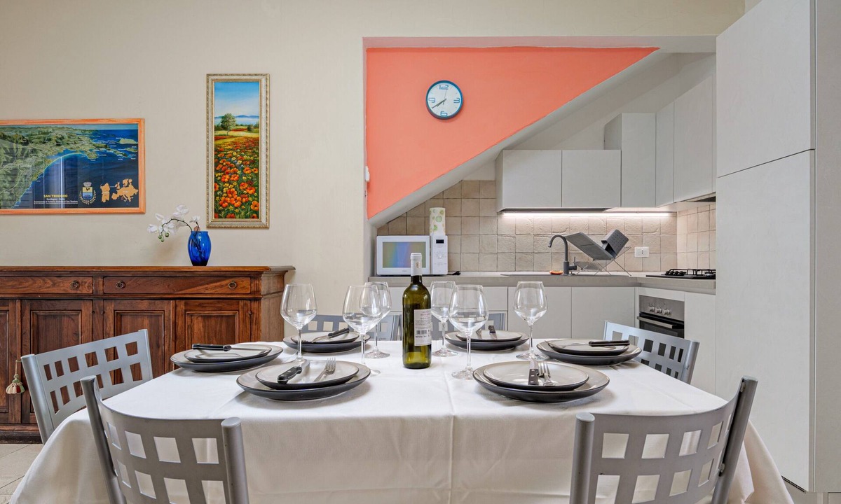 Monte Petrosu Apartment | Apartment 'Trilo La Rosa' with Shared Pool, Shared Terrace and Air Conditioning