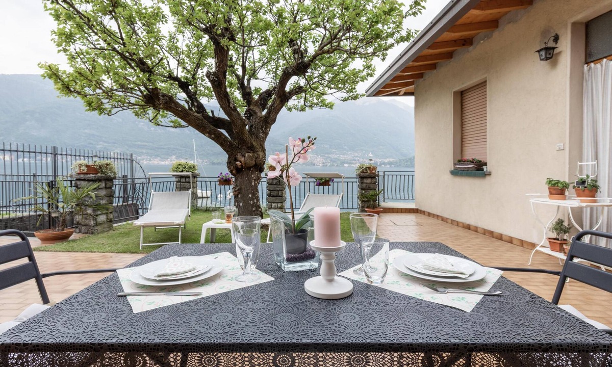Lezzeno Apartment | APARTMENT WITH BEAUTIFUL GARDEN OVERLOOKING DIRECTLY ON THE LAKE