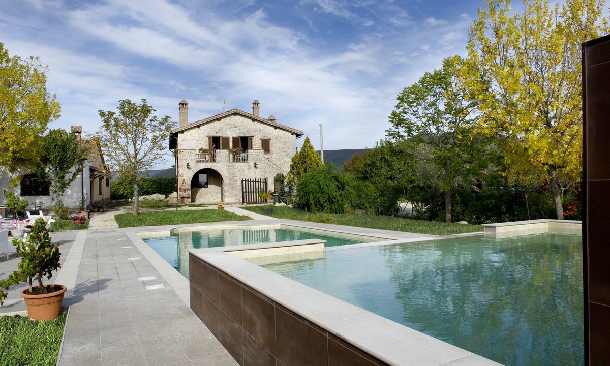 Acquasparta Apartment | Appartamento in Casale che si Fonde con il Giardino e Piscina con Idromassaggio