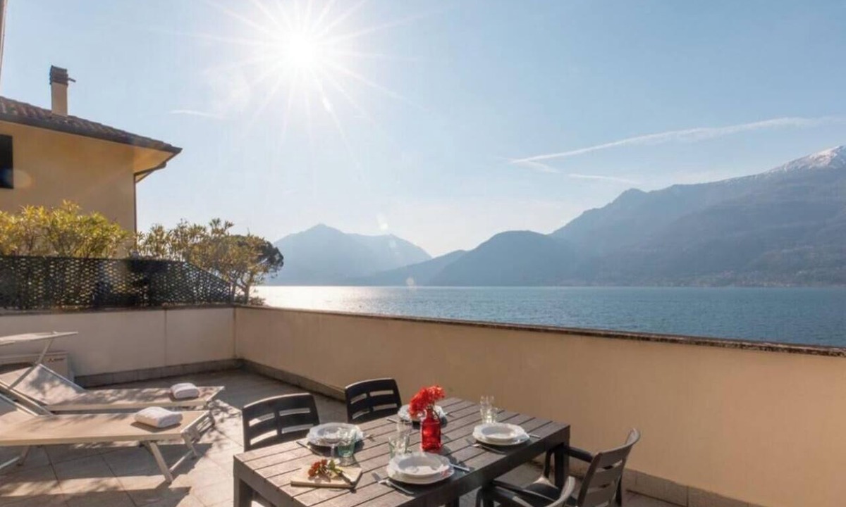 Bellano Apartment | Are you looking for a unique holiday home that offers a breathtaking view of Lake Como? Look no further than this gorgeous condo located right on the beach! With all the facilities needed for a comfortable stay, including air conditioning, wifi, indoor p