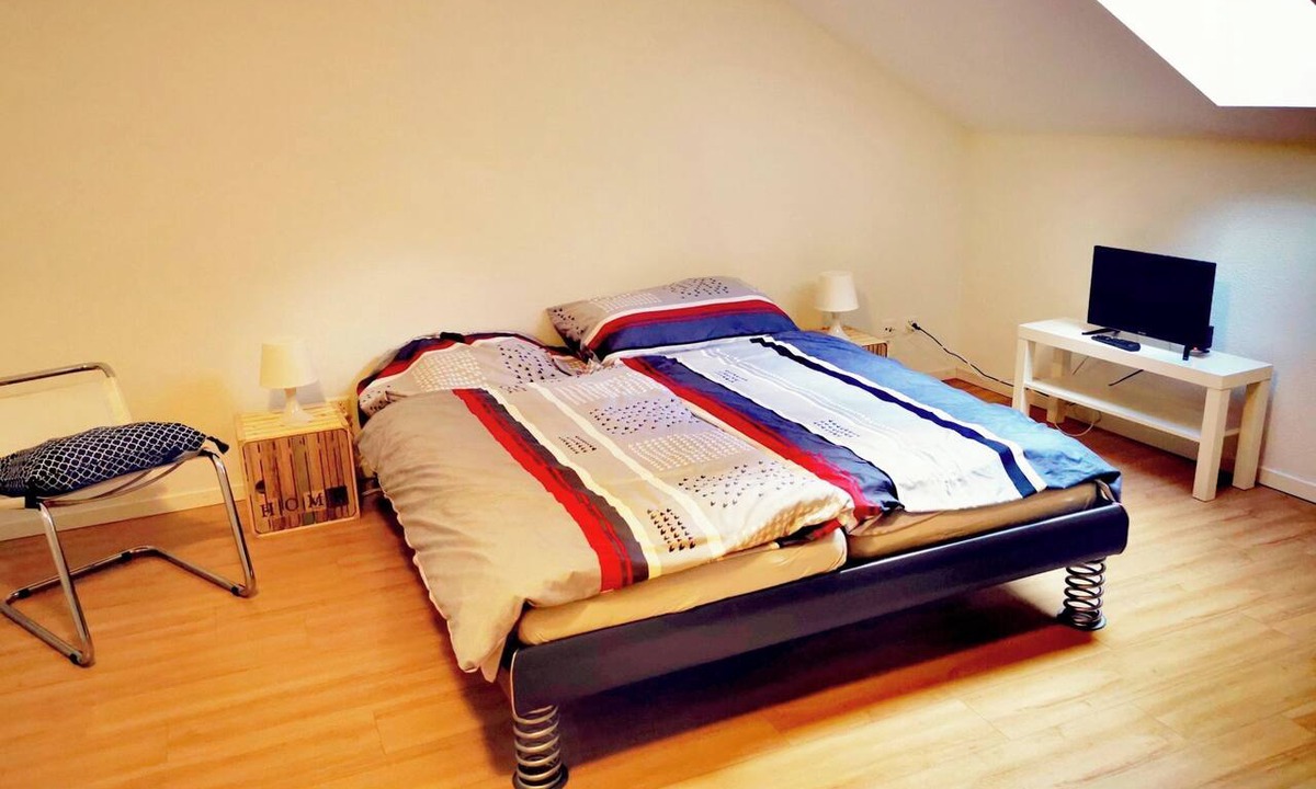 Thun Apartment | B&B am Berntor Doppelzimmer, Dusche und Bad, WC Doppelzimmer, Dusche und Bad, WC by Interhome
