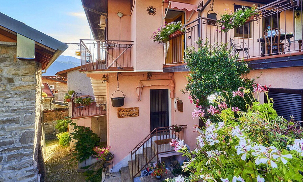 Lierna Apartment | Beautiful apartment for 4 guests with WIFI, A/C, TV, balcony, pets allowed and parking