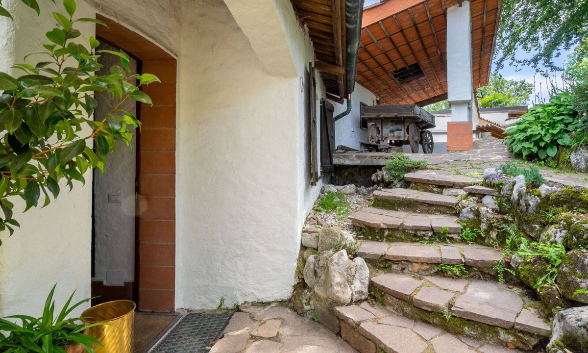 Arolo House | Beautiful apartment in villa for 6 guests with TV, terrace and pets allowed