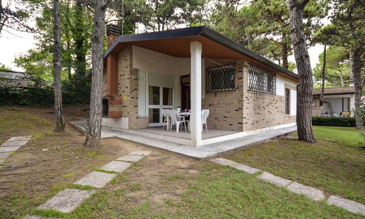 Lignano Riviera House | Beautiful private villa for 8 guests with A/C, TV, terrace and pets allowed