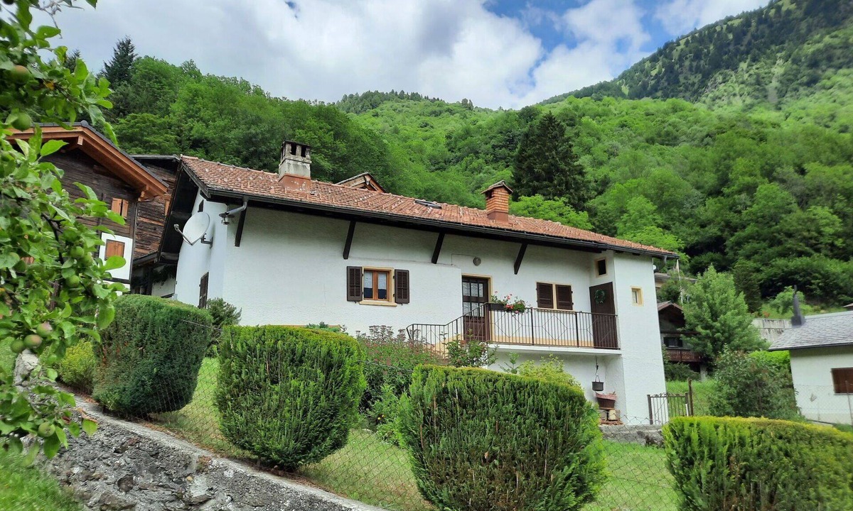 Blenio House | Beautiful private villa for 6 guests with WIFI, TV, patio and pets allowed