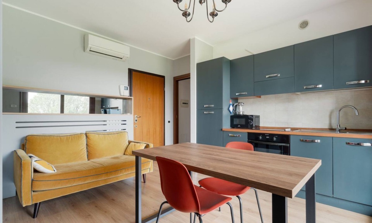 Affori House | Bright 41m2 studio apartment, ideal for 2 people, located on the third floor of a building with lift.The accommodation is located in a quiet residential area, known for its direct view of the Parco Nord Milano.Served by the Milano Bruzzano FN station (su
