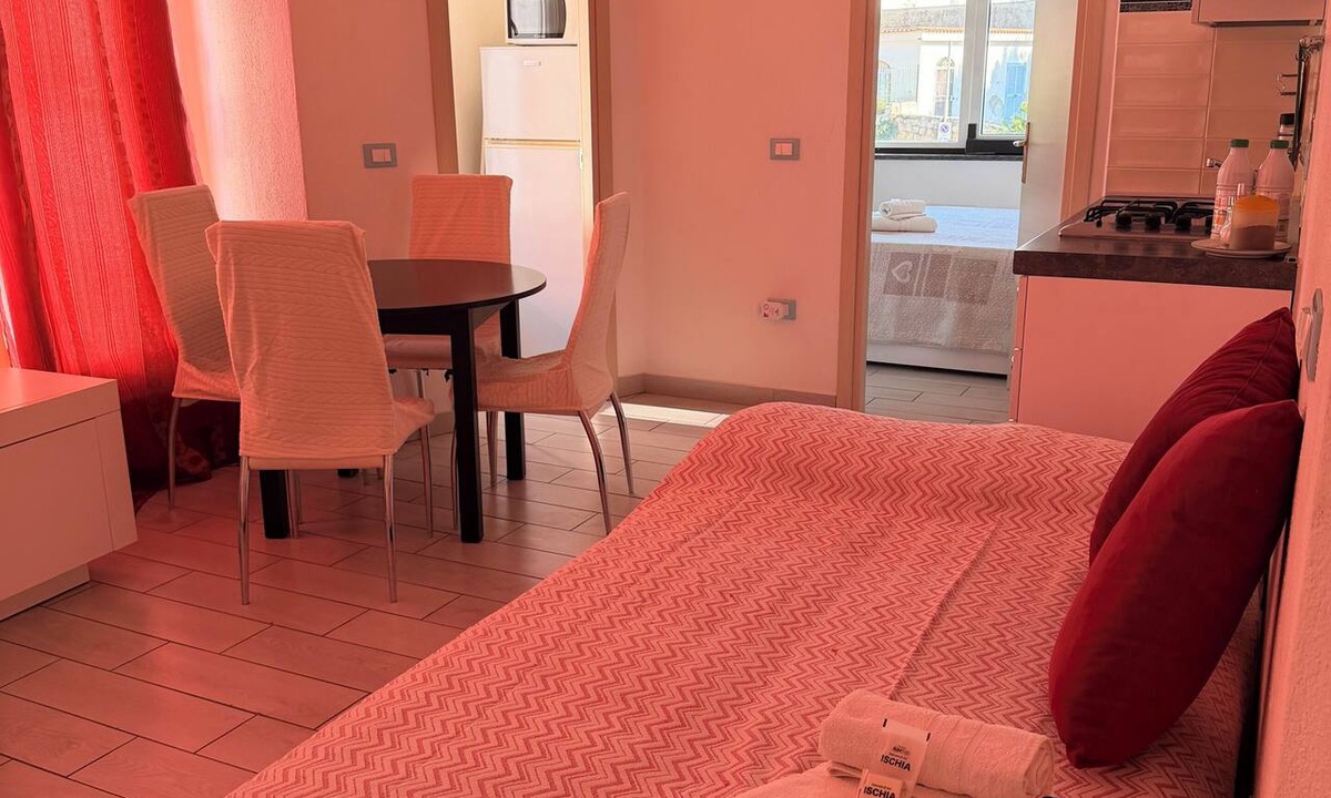 Lacco Ameno Apartment | CASA al centro di Lacco Ameno: a piedi alle terme Negombo, mare e ristoranti