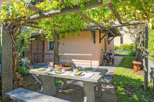 Arcegno House | Casa Ana 1 with Garden & Parking for 3 - Happy Rentals