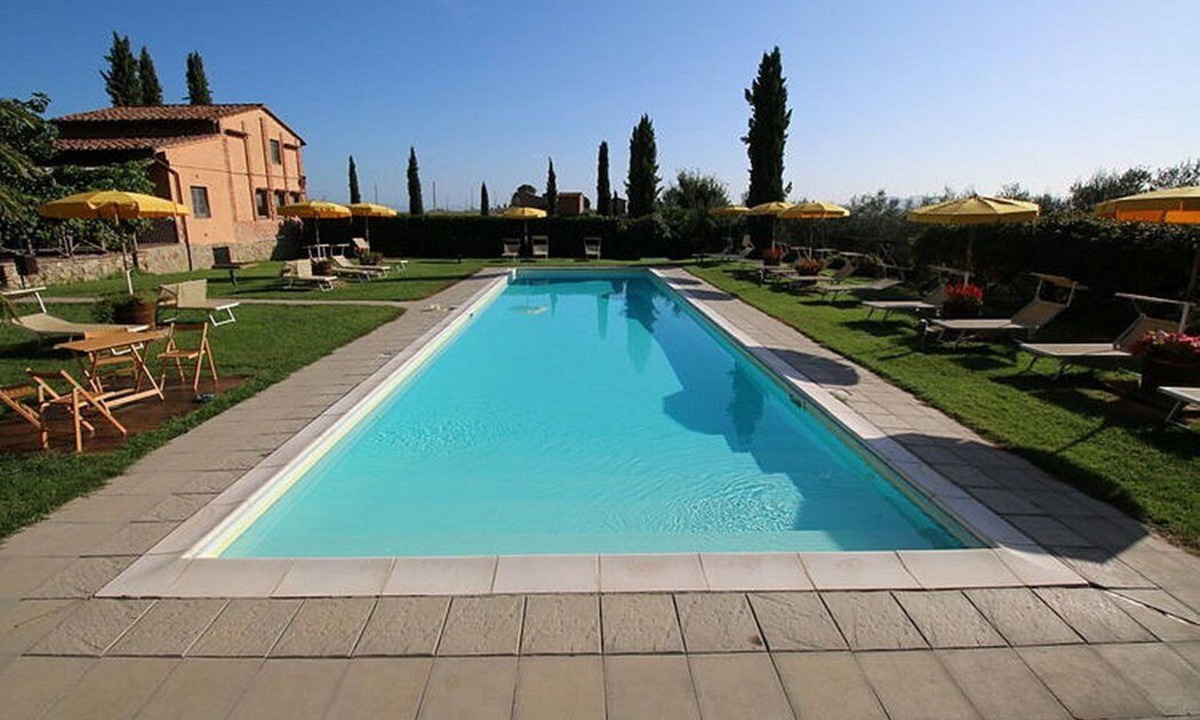 Castiglione del Lago House | Casa Flora D: A characteristic and welcoming two-story apartment that is part of a villa surrounded by the greenery, with Free WI-FI.