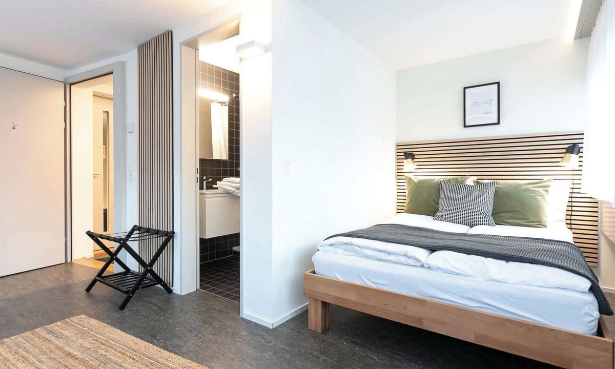St. Gallen Apartment | Central St. Gallen Studio (red): Fast WiFi & kitchen for shared use