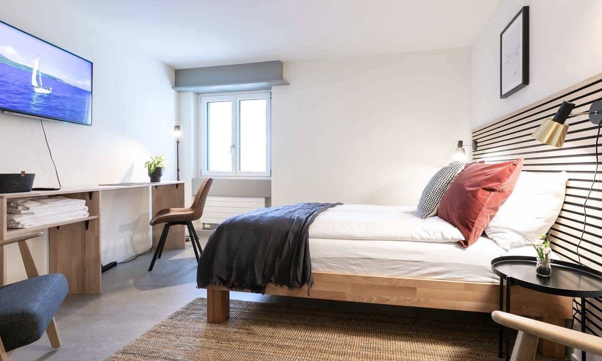 St. Gallen Apartment | Central St. Gallen Studio (blue): Fast WiFi & kitchen for shared use