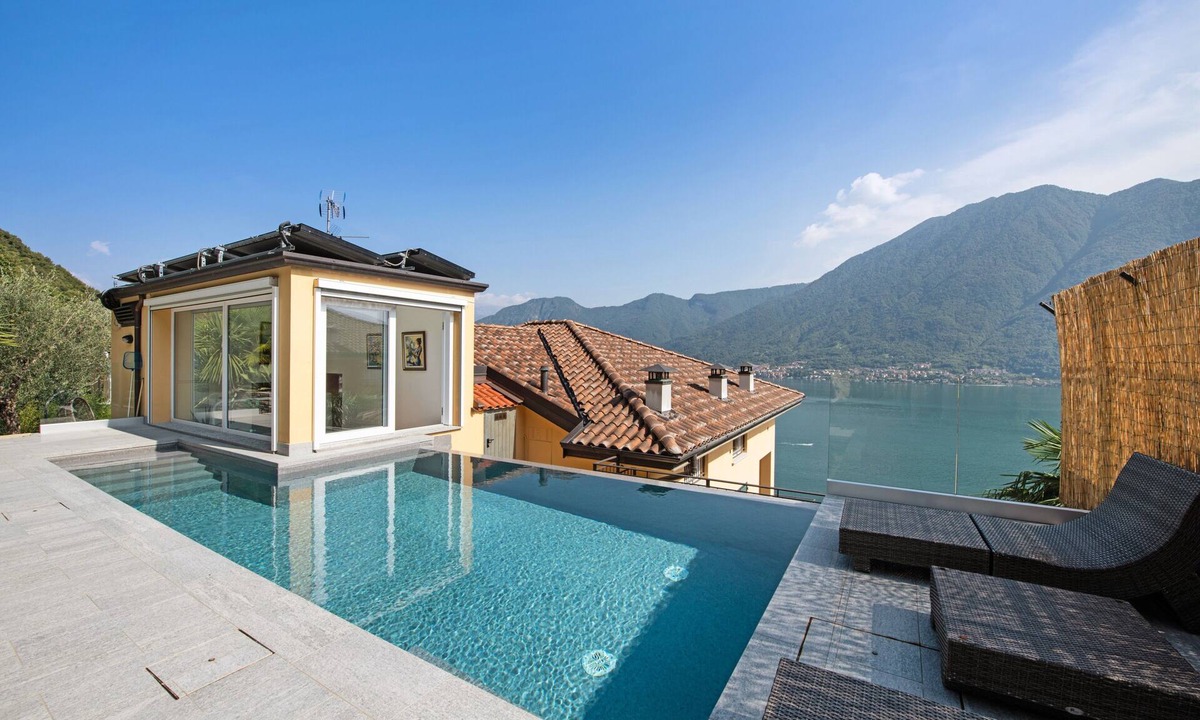 Colonno House | Colonno Penthouse Holiday Home with Lake View, Infinity Pool and Hot Tub