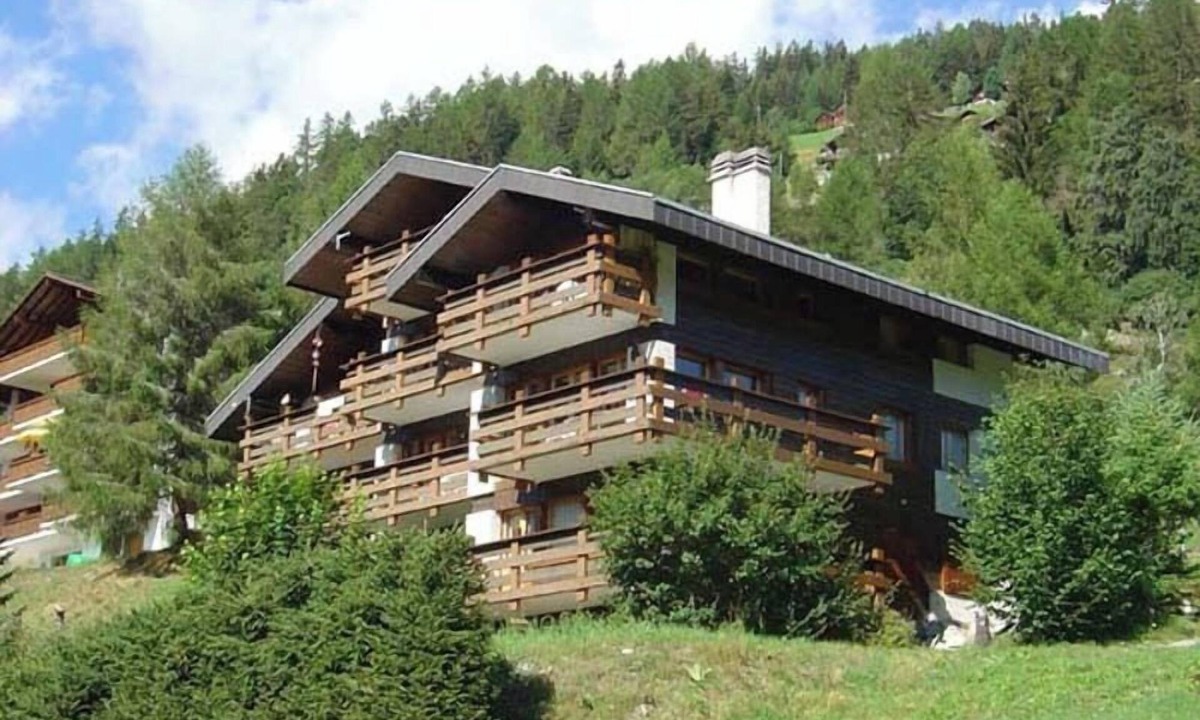 Grimentz Apartment | Comfortable 2 1/2-room apartment for 4 persons : living room - 1 alcove with 2 bunk beds - 1 room w