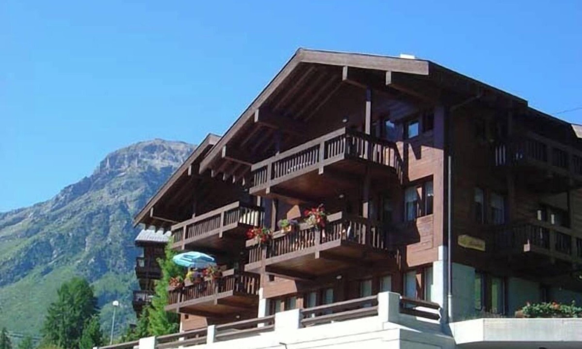 Grimentz Apartment | Comfortable 3-room apartment for 5 persons : Living room with wood stove - kitchen with dishwasher,