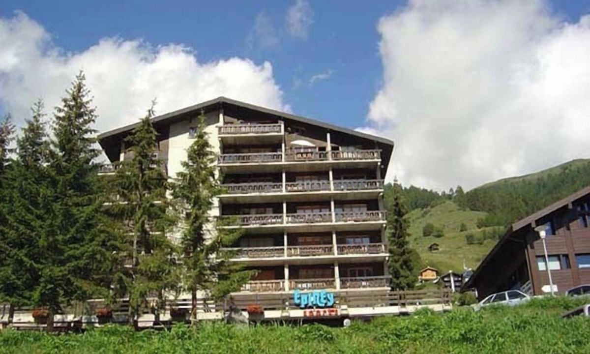 Grimentz Apartment | Comfortable 3-room apartment for 4 persons : Living - 1 room with 2 beds - 1 room with 2 bunk beds