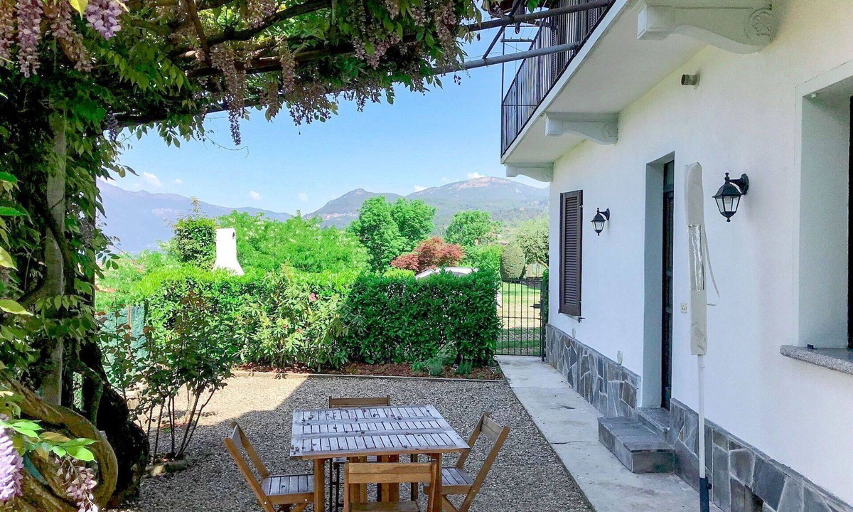 Luino Apartment | Cosy apartment for 3 guests with WIFI, TV and patio