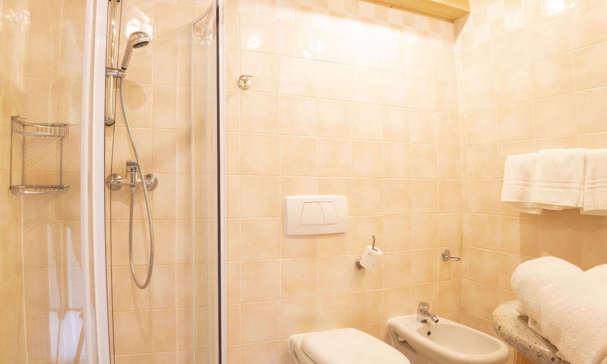 Valtellina Apartment | Cosy apartment for 4 guests with WIFI, hot tub, TV, terrace, pets allowed and panoramic view