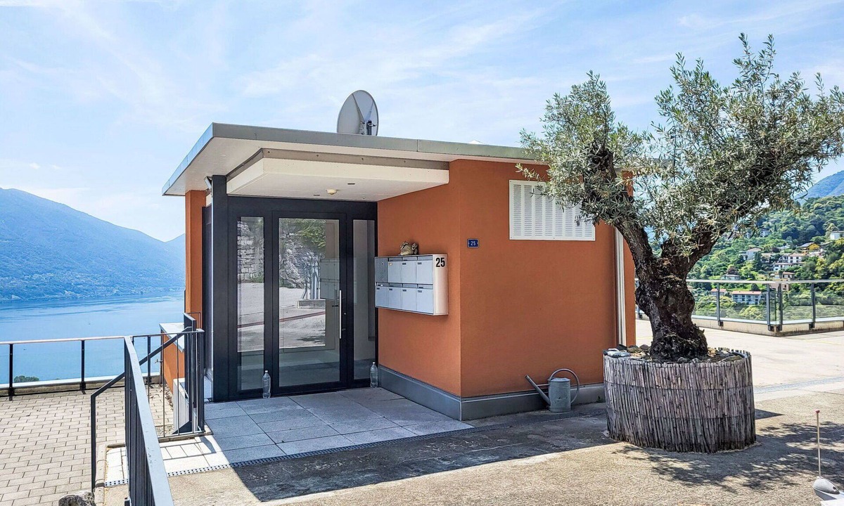 Gordola Apartment | Cosy apartment for 4 people with WIFI, TV, patio, pets allowed and panoramic view