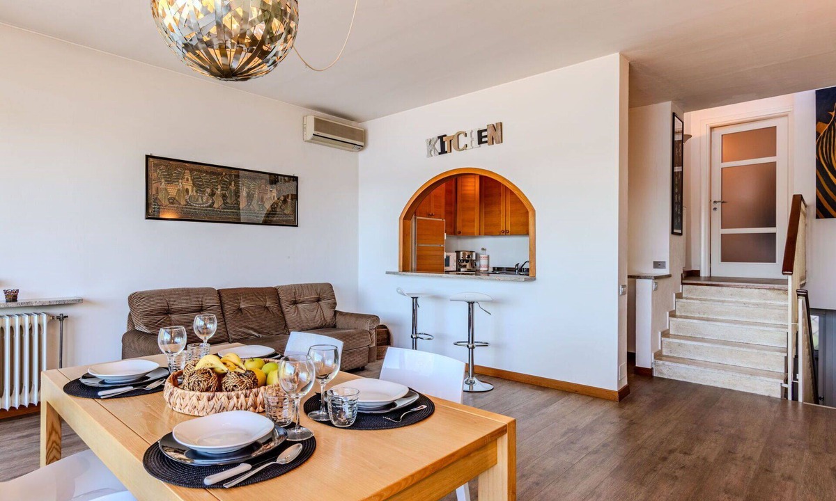 Ispra Apartment | Cosy apartment for 4 people with A/C, WIFI, TV and terrace