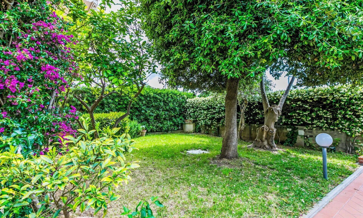 Marina di Cecina Apartment | Cosy apartment for 8 people with WIFI, A/C, TV, balcony and pets allowed