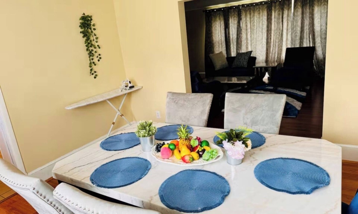 East Riverdale House | Downtown Access Huge Backyard Free Parking