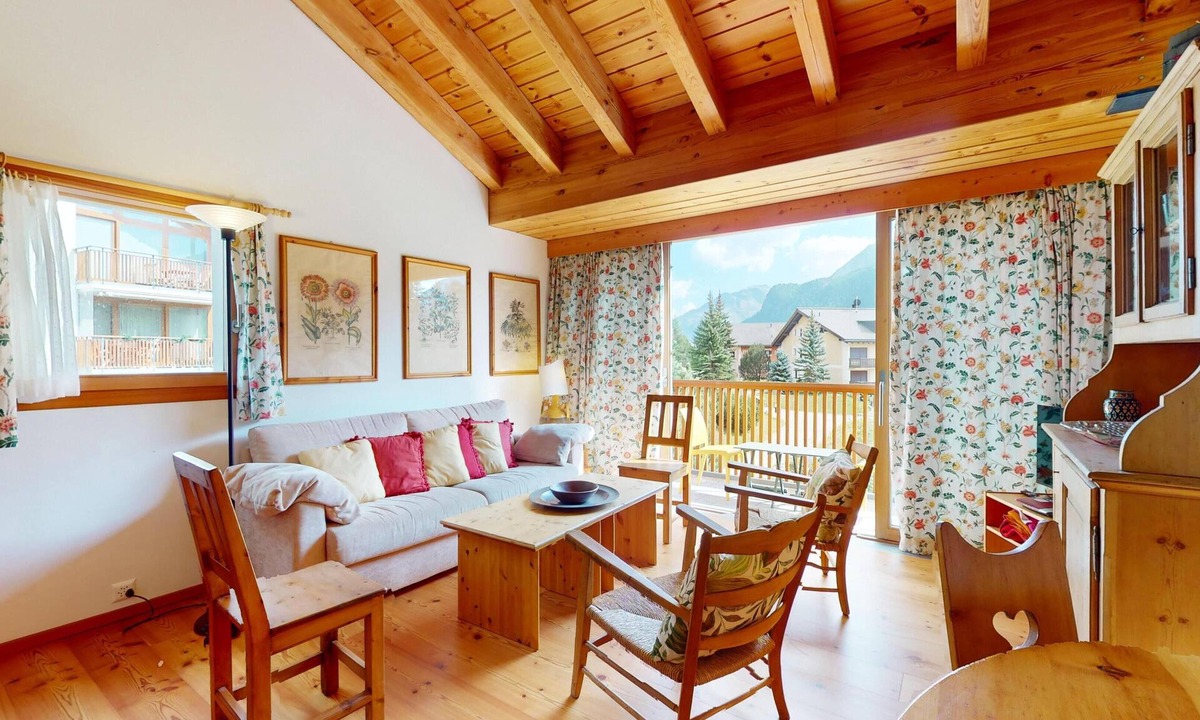 Pontresina Apartment | Duplex 2-room apartment on the 2nd floor, entrance hall with wardrobe.