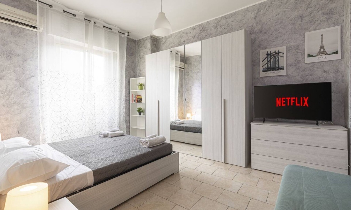 Pero Apartment | Fiera Milano - Total Relax Pero is a cozy and functional apartment, ideal for those seeking tranquility and comfort.Located just minutes from Fiera Milano Rho and well connected to the center of Milan, it offers well-kept rooms, equipped kitchen and comf