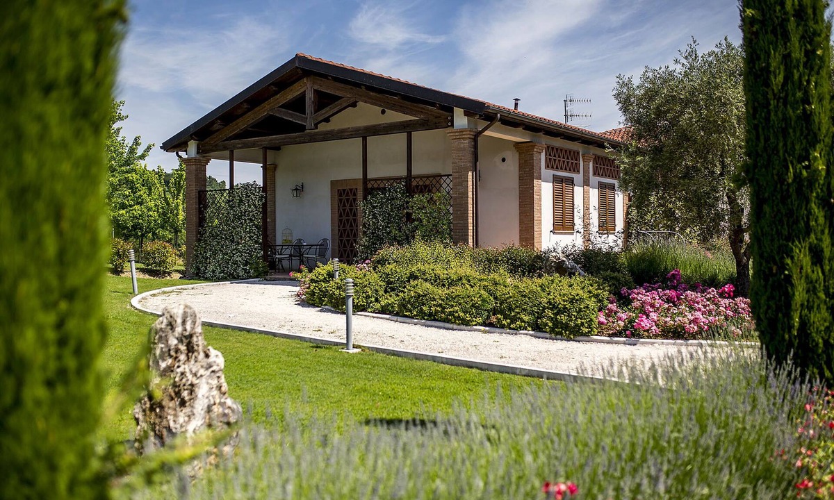 Crocemaroggia House | Glicine Apartment in Farmhouse with garden and swimming pool