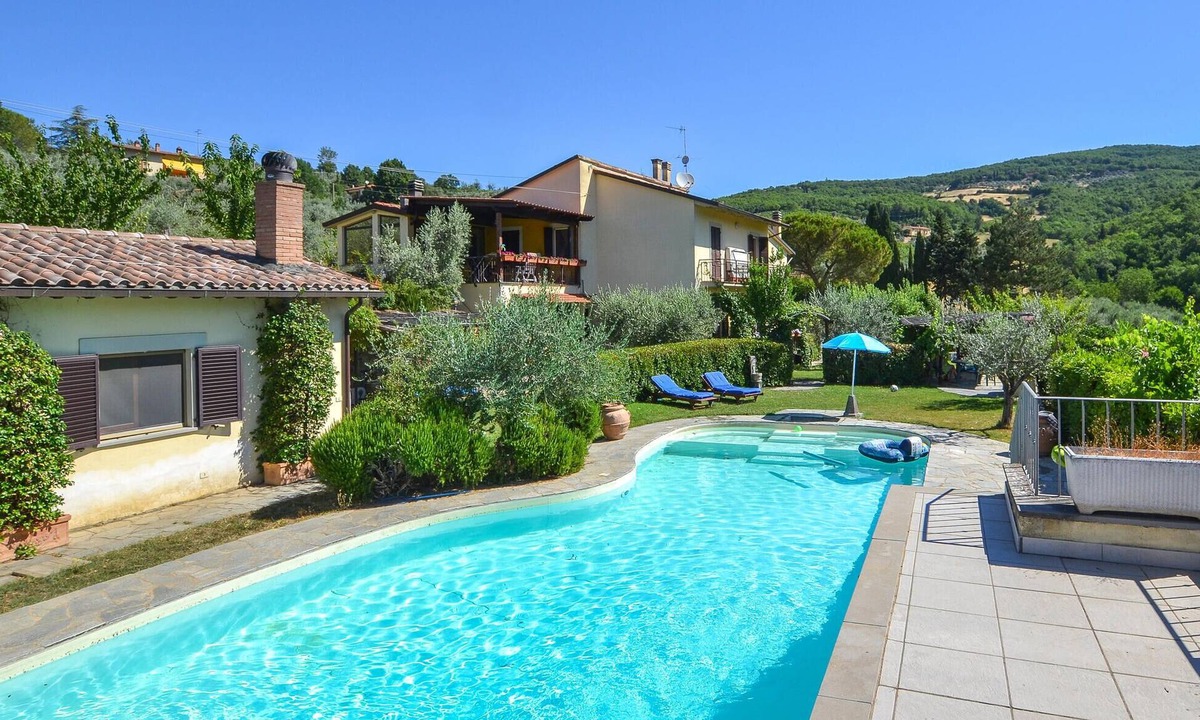 Antria Apartment | Gorgeous apartment in Arezzo with outdoor swimming pool