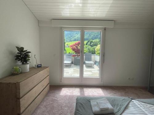 Galgenen Apartment | Grosse Terrasse mit Privatsphäre & Aussendusche