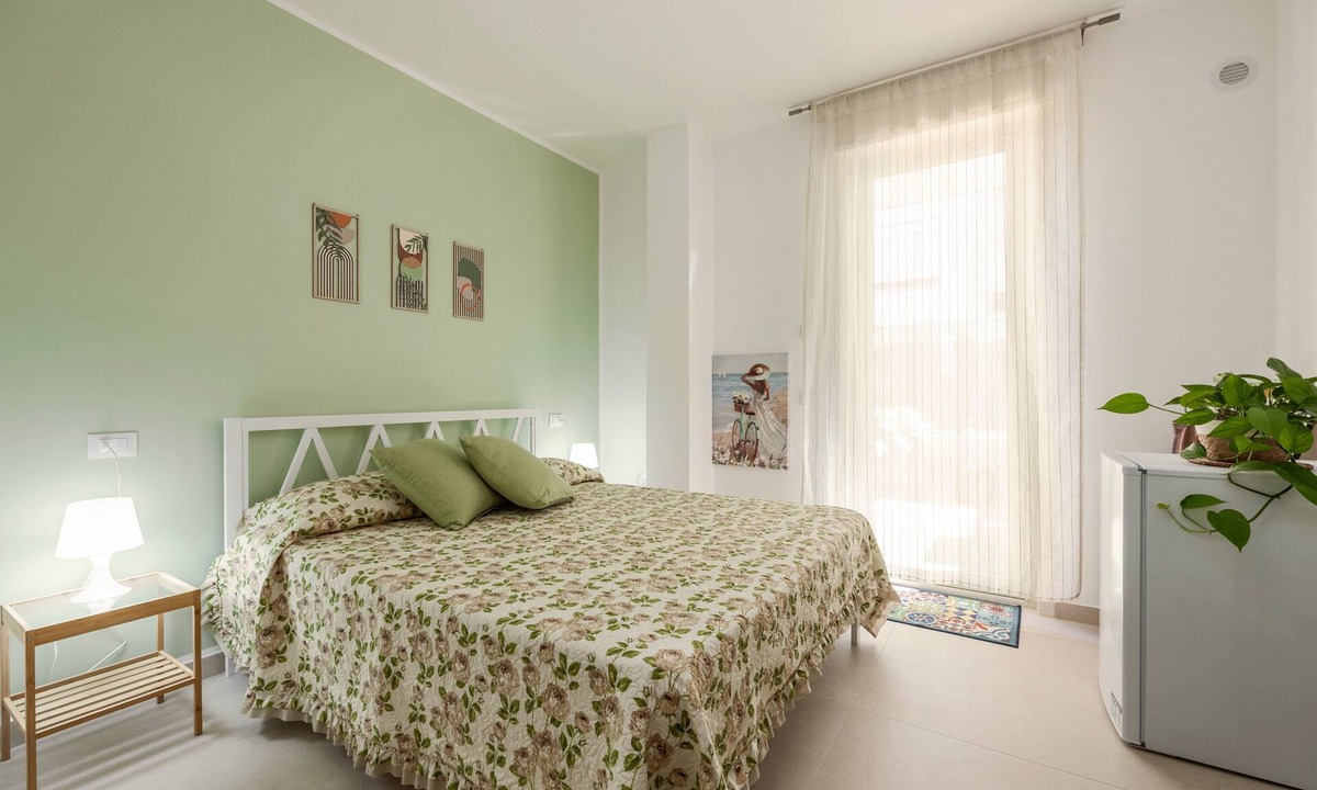 Capaci House | Guest House 'Lovi Room' with Private Terrace, Wi-Fi and Air Conditioning