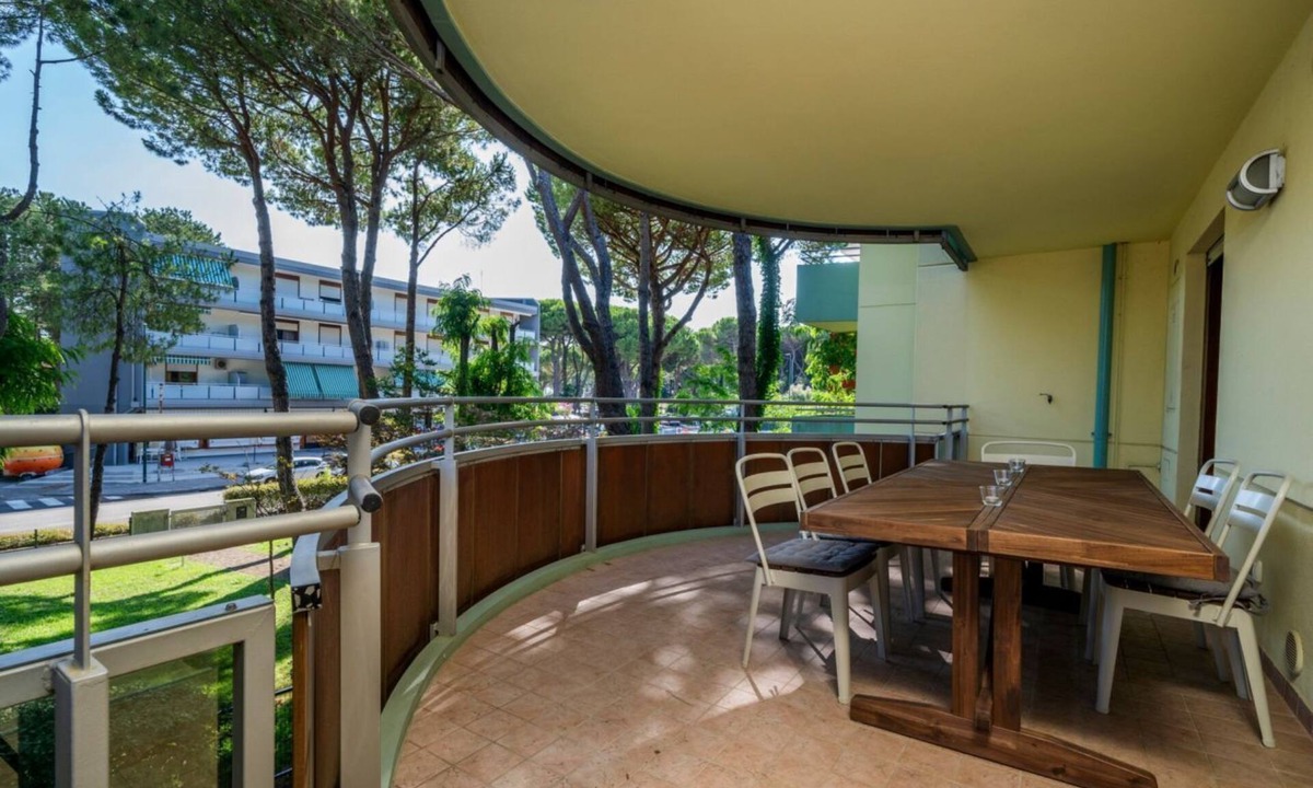 Lignano Riviera Apartment | GuestHost - Bright 55 sqm apartment, perfect for 4 people, located on the first floor of a building with a lift (stairs to access it). The accommodation is located in a quiet residential area surrounded by greenery and is equipped with every comfort incl