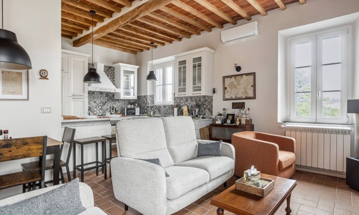 San Donato Apartment | GuestHost - Cosy and roomy apartment, entirely renovated, of 92 sqm on two levels, able to accommodate up to 6 people, on the second floor of a quiet building (WITHOUT lift).The accommodation consists of two levels, on the lower one there are: a living r