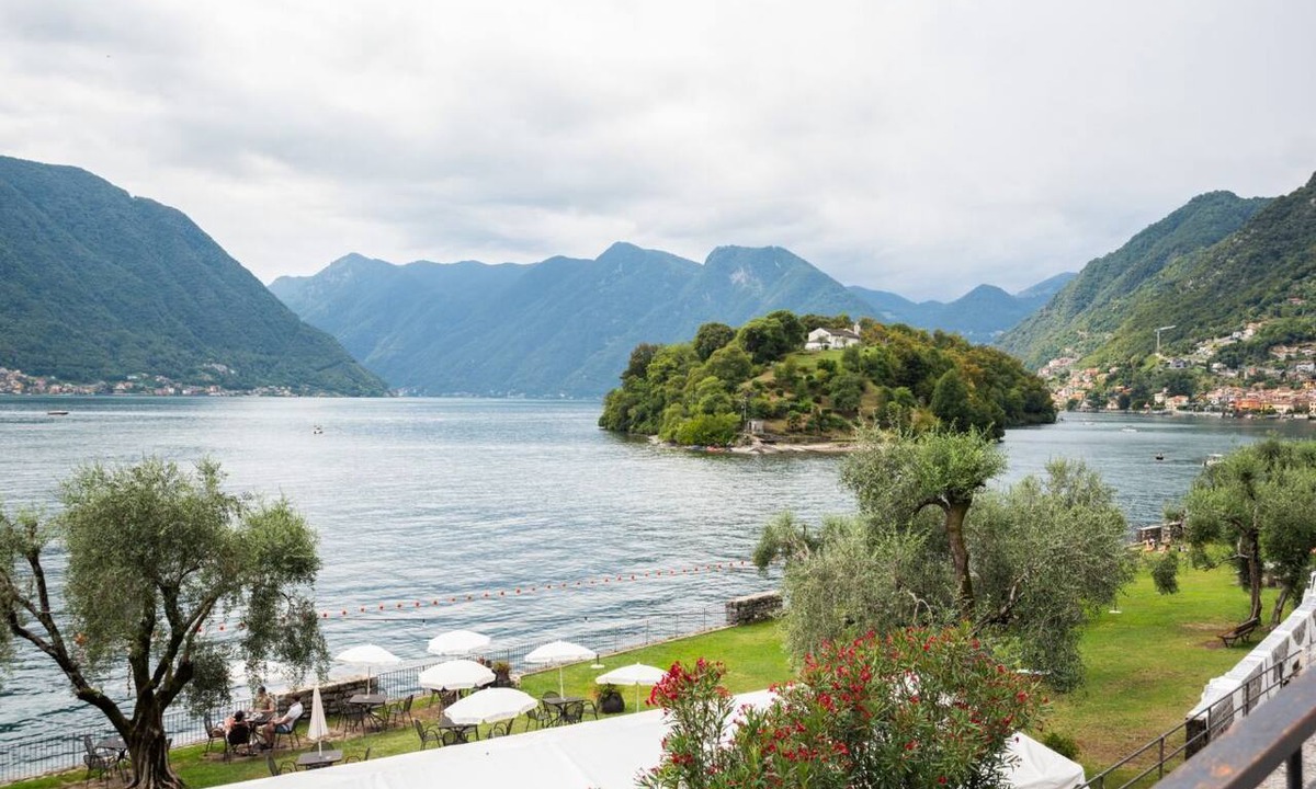 Ossuccio House | GuestHost - Cozy 35 sqm studio apartment with balcony, perfect for two people, located on the 1st floor of a building with lift (NOT suitable for the disabled). The property is located on the road connecting Como and Menaggio, a few steps from the town c