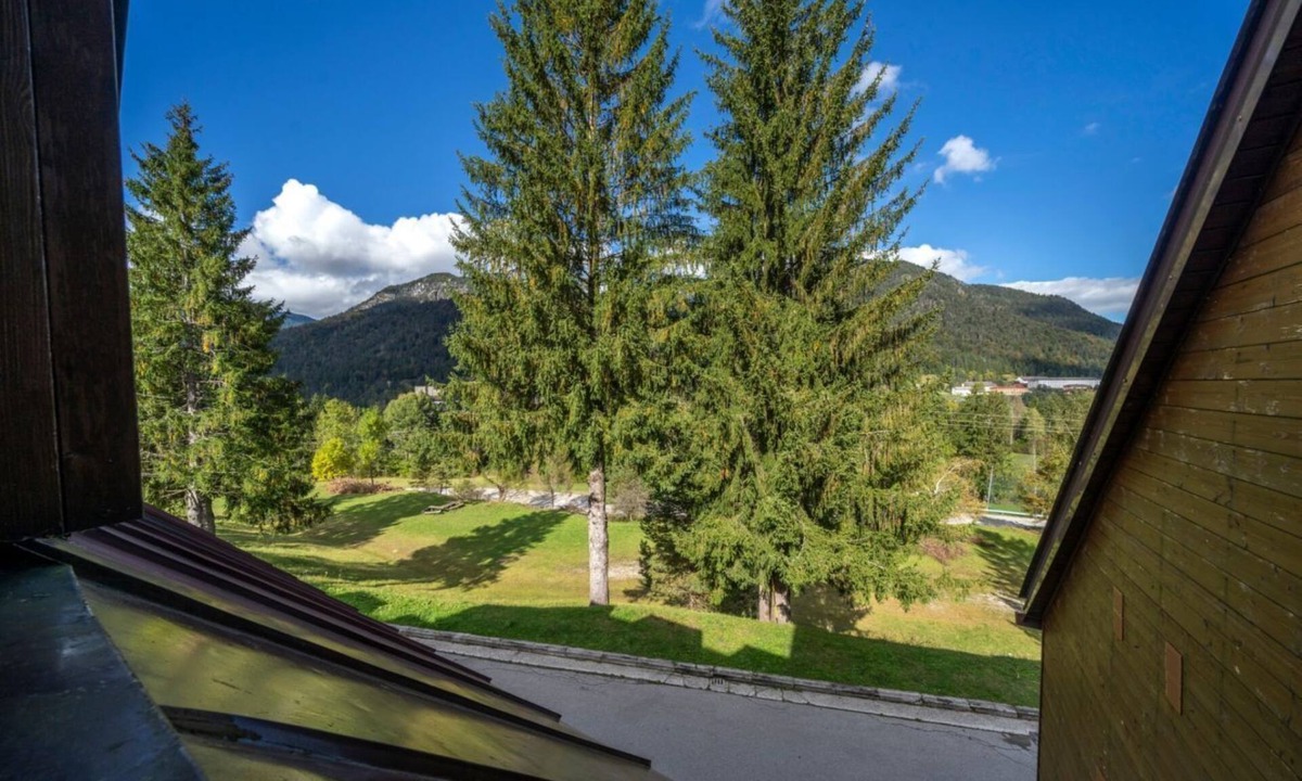 Tarvisio Apartment | GuestHost - Functional 60 sqm apartment, ideal for 6 guests, 3 min walk from the Italian Ski and Snowboard School Tarvisio - Sella Nevea. Tarvisio, located in the heart of the Julian Alps, offers breathtaking landscapes and a rich variety of hiking trail