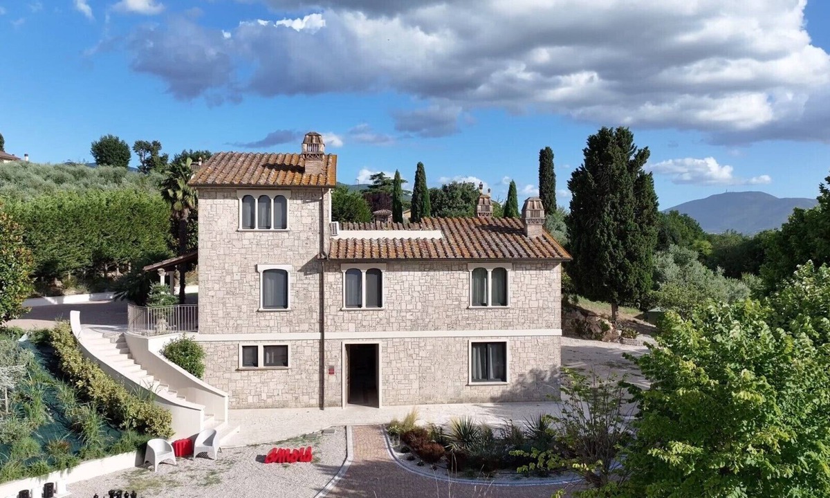 Stroncone House | Holiday Home 'Appartamento in Villa Umbriace' with Shared Pool, Wi-Fi and Air Conditioning