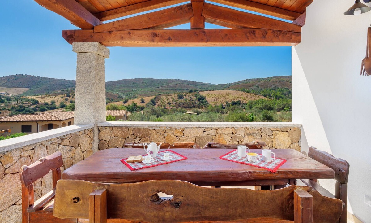 Schifoni House | Holiday Home 'La Minda' with Mountain View, Private Terrace and Wi-Fi