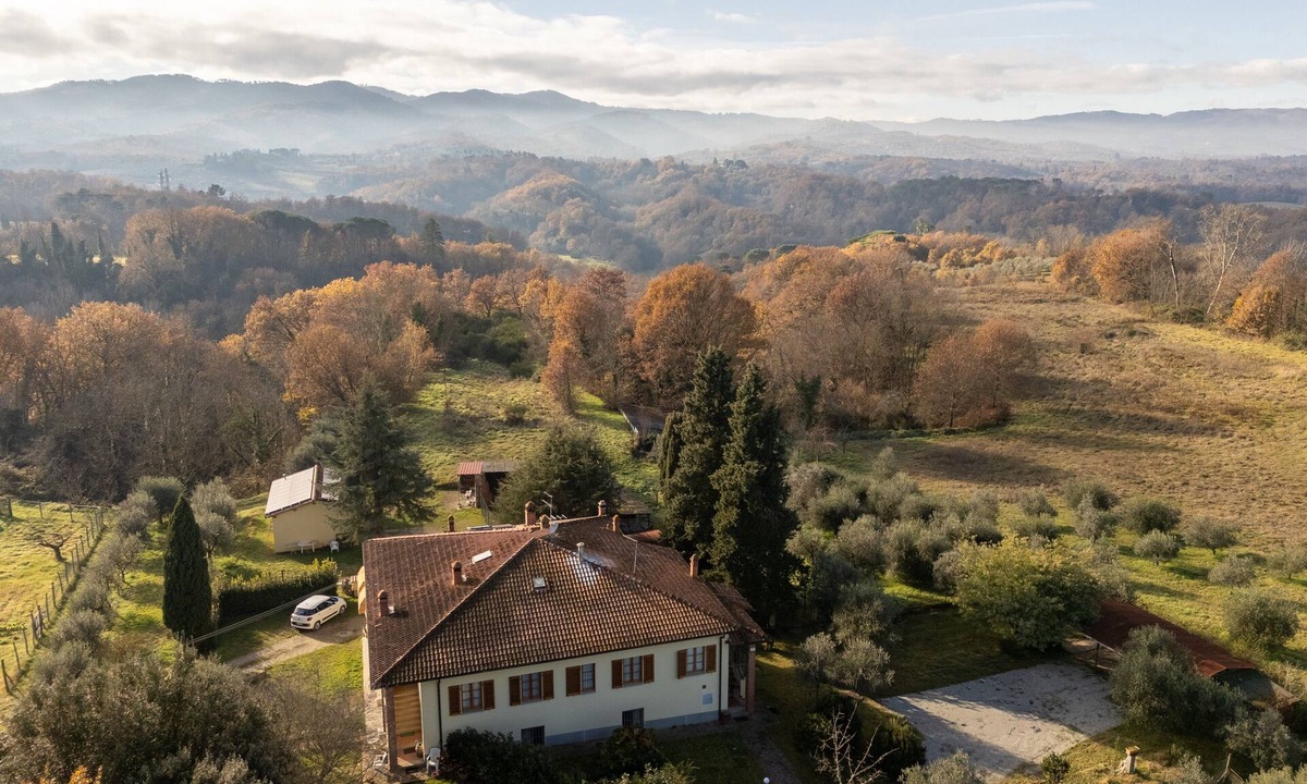 Montevarchi House | Holiday Home 'Poggio Loccano' with Private Garden and Balcony
