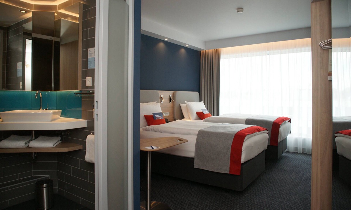 Ruemlang Hotel | Holiday Inn Express Zurich Airport by IHG