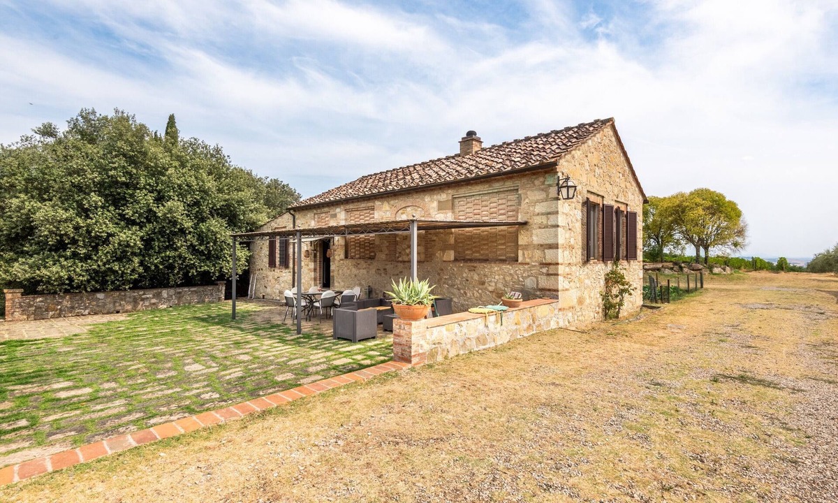 Ponte di Gabbiano House | Holiday Home 'Fienile' with Shared Pool, Garden and Wi-Fi