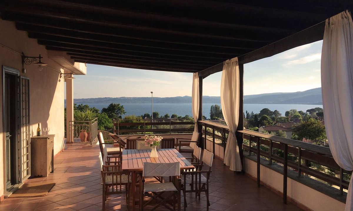 Lake Bracciano Villa | House with large terrace, garden and wonderful view on the lake