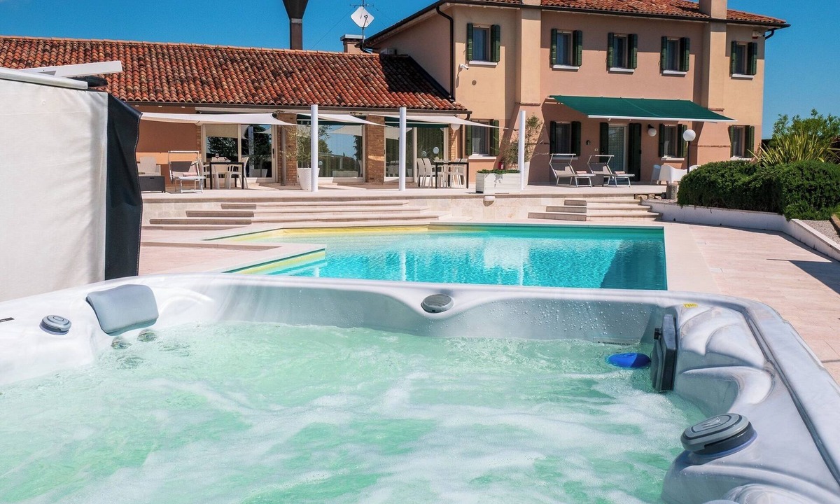 Cavarzere Apartment | TULIP Luxury Apt in Villa, Patio, Pool, Hot Jacuzzi, A/C, WiFi, Gym, Sauna