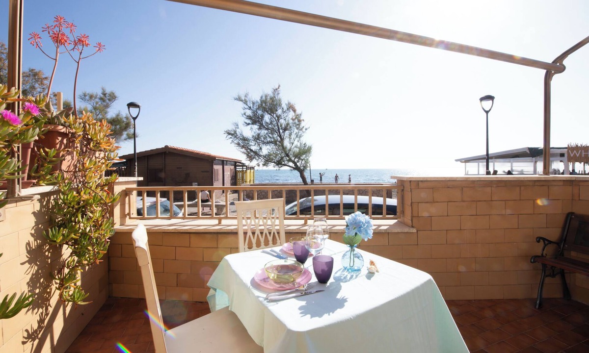 Ladispoli Apartment | Jade house facing the sea just a stone's throw from Rome