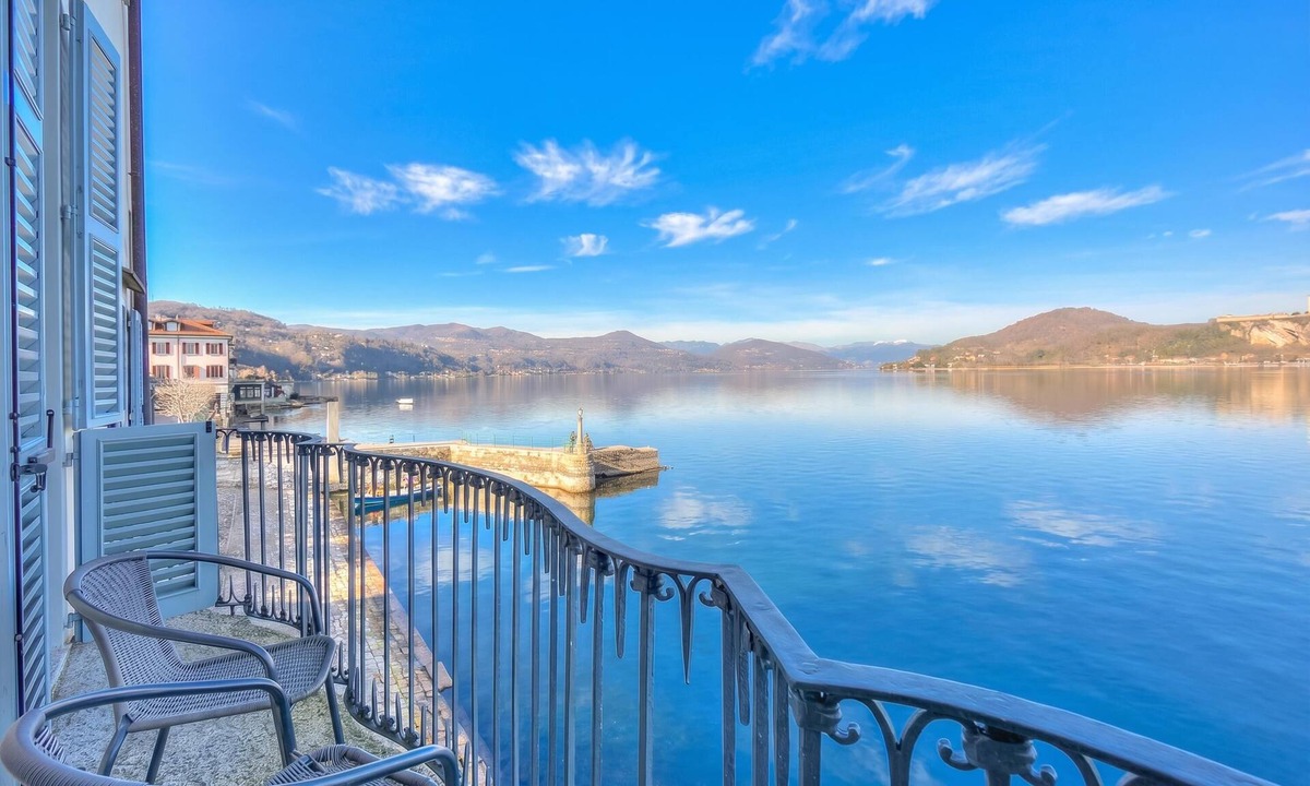 Arona Apartment | La Dolce Vita Pied dans L' Eau: Balcony and A/C, Arona, Italy