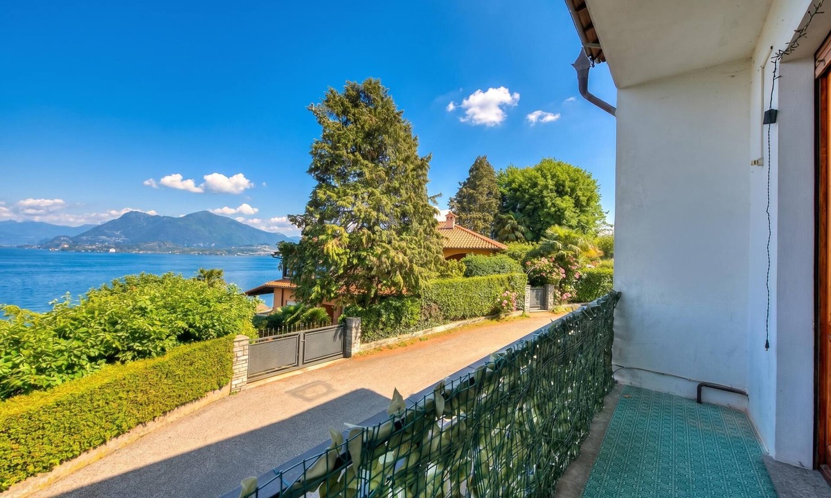 Stresa House | La Finestra Sul Lago: Lake Maggiore View & Garden