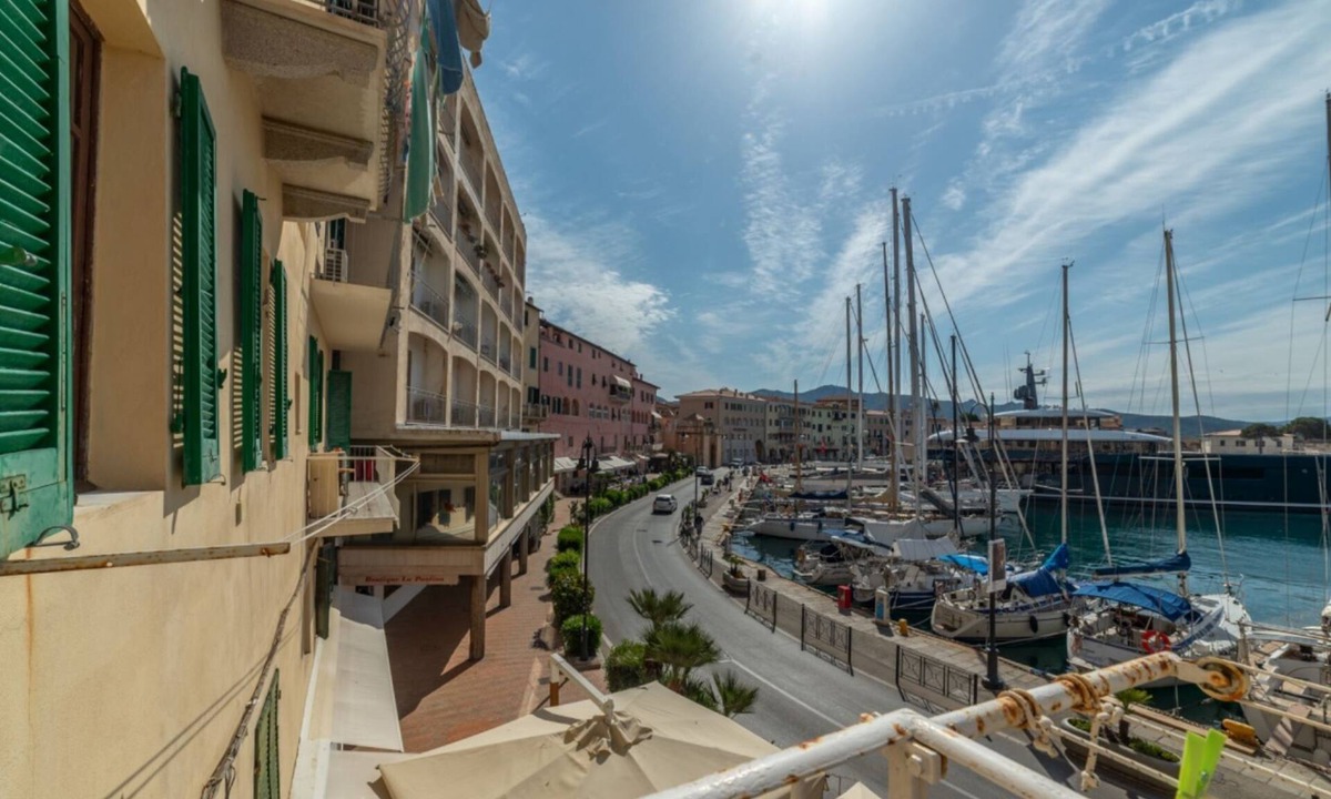 Portoferraio Old Town Apartment | La Tonnina overlooking the sea of Darsena
